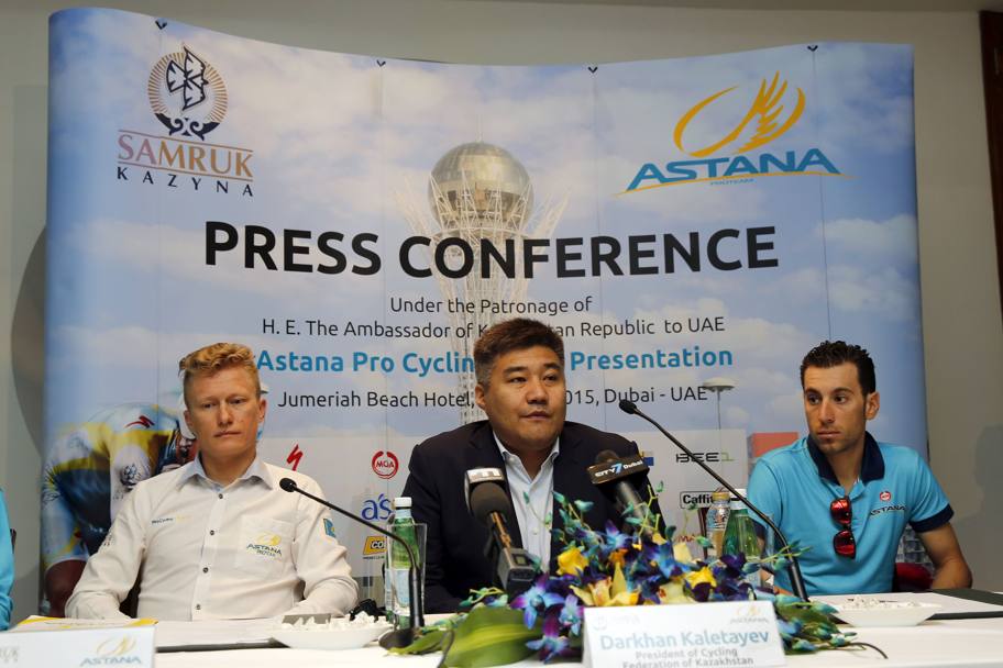 I vertici sportivi dell’Astana: da sinistra Vinokourov, Darkhan e Nibali
